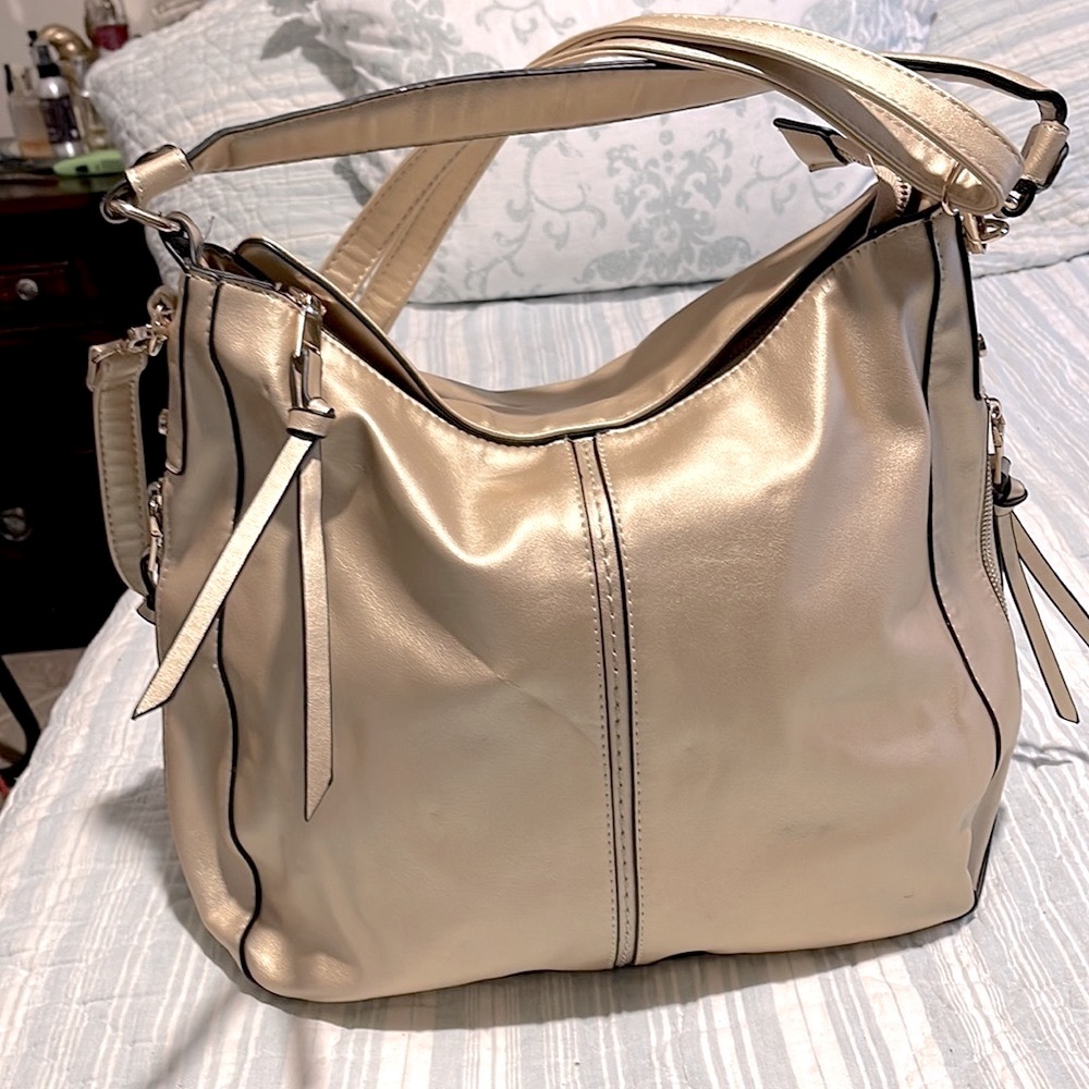 Gorgeous gold Realer bag